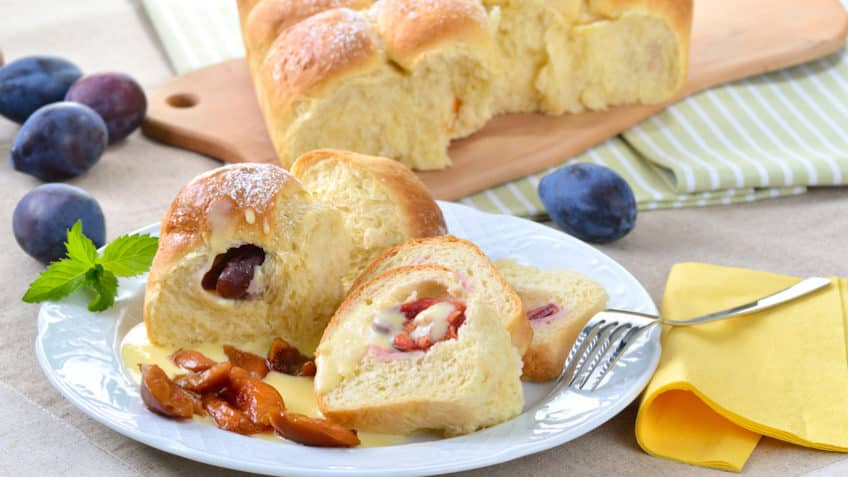 Frische Buchteln mit Vanillesoe und Zwetschgenkompott